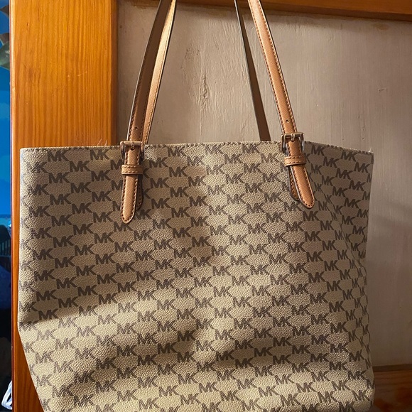 Micheal Kors tan leather purse. - Picture 2 of 4